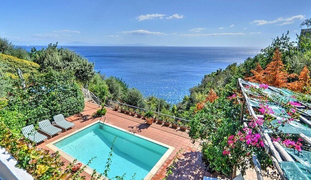 Villa Emozione: A splendid two-story villa which faces the sun and the sea, with Free WI-FI.