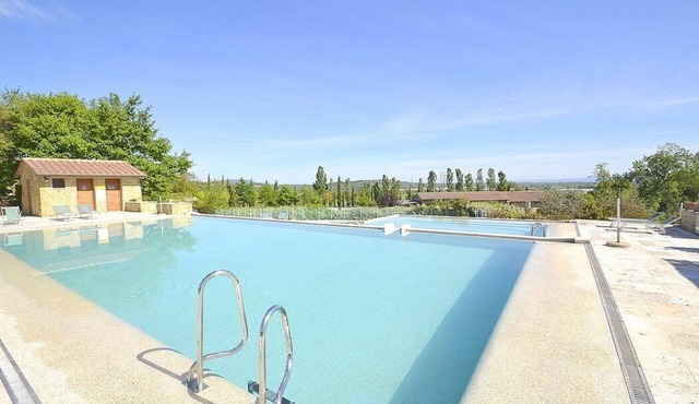 Villa Fontanile B: An elegant and welcoming apartment that is part of a small villa surrounded by the greenery, with Free WI-FI.