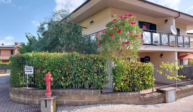Villa footsteps from the eternal city in a quaint countryside with all amenities
