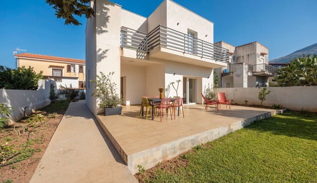Villa 'Francesca - Beach and Airport' with Private Terrace, Wi-Fi and Air Conditioning in Carini