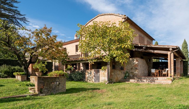 Villa 'Il Fienile Il Sole Verde' with Shared Pool and Wi-Fi