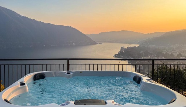 Villa lake view + jacuzzi + garden+ gym, Cernobbio