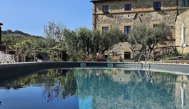 Villa Loredana: A characteristic and welcoming three-story age-old farm house surrounded by the greenery, with Free WI-FI.