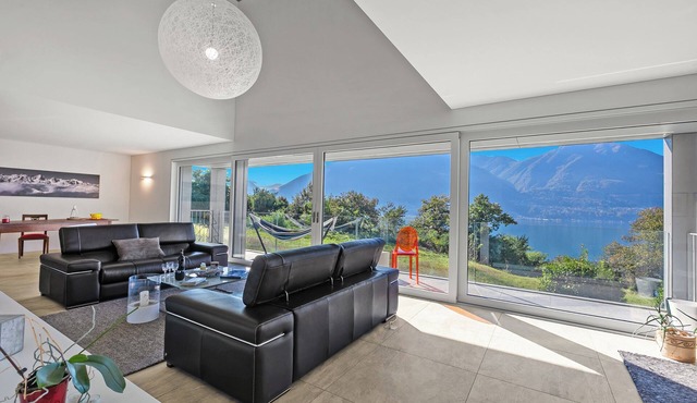 Villa Mondacce with Jacuzzi & Lake Views, Minusio, Switzerland