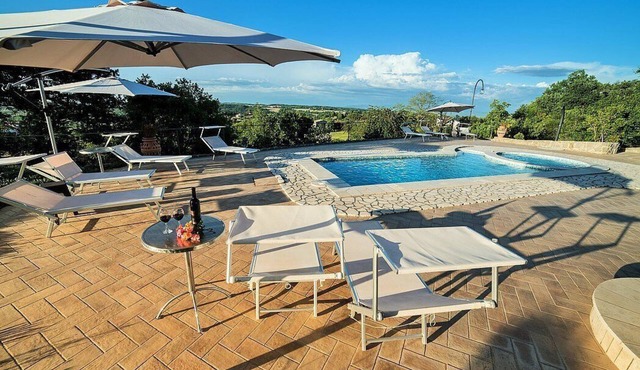 Villa Rinalda Piccola: A bright and cheerful four-story villa located on top of a small hill, with Free WI-FI. in Montefiascone