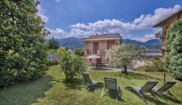 Villa 'Rosa' with Lake View, Wi-Fi and Air Conditioning