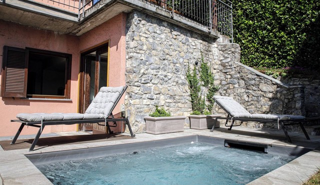 Villa Roseo - Marvelous 4-bedroom villa with AC lake view pool garden- Dizzasco