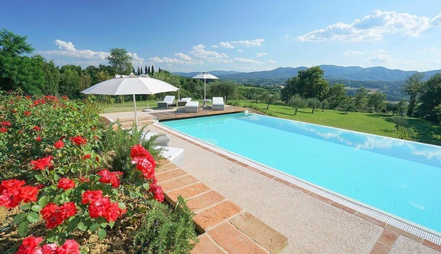 Villa Stellaria: An elegant and welcoming three-story villa located on top of a small hill, with Free WI-FI.