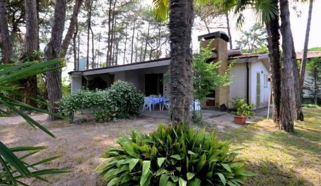Villa with air conditioning and garden