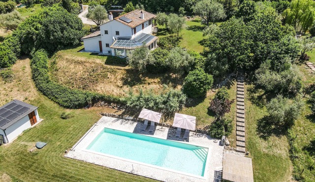 Villa with fenced garden, private pool, air conditioning near Orvieto and Rome.