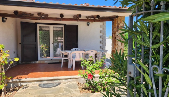 Villa with parking and veranda, 900 m from the beach - San Teodoro