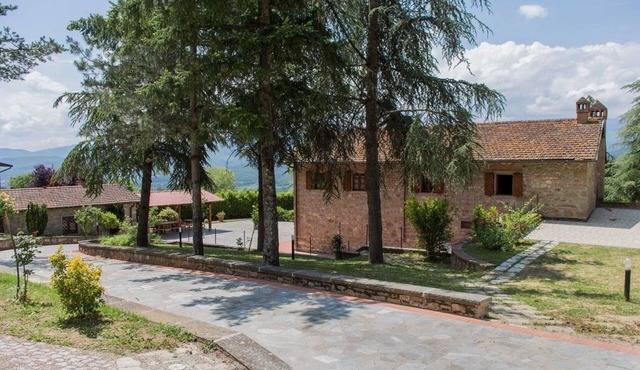 Villa with pool and garden at the gateway to the Casentino Forest National Park