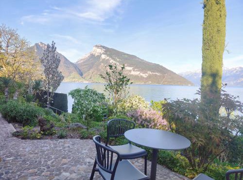 Villa with pool, garden & direct at lake