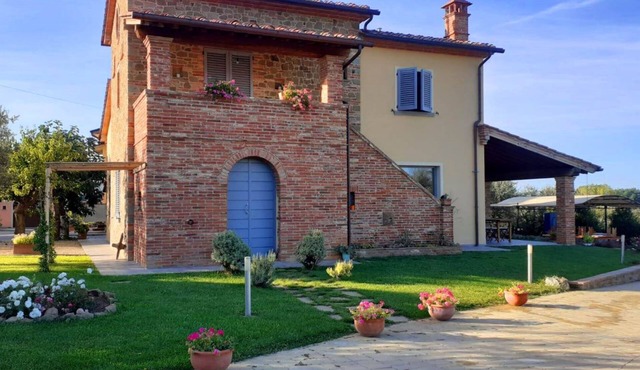 Villa with private pool in a quiet and panoramic position overlooking the hills between Arezzo and C