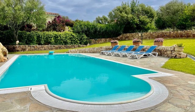 Villa with private pool, 10 minutes from the sea, large garden*parking*BBQ