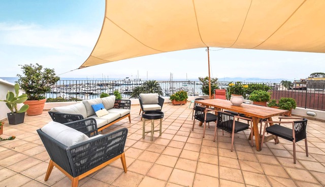 Welcome to this vacation home with sea view in the Gulf of Naples.