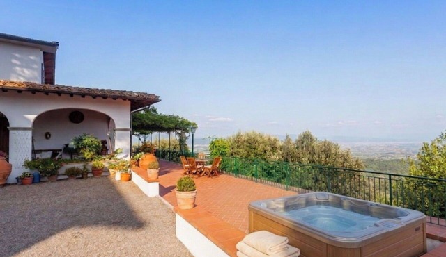 Wonderful private villa for 12 people with WIFI, private pool, TV, patio and pets allowed in Capraia E Limite