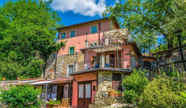 Wonderful private villa for 12 guests with WIFI, private pool, TV, terrace and pets allowed in Loro Ciuffenna