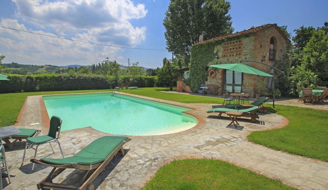 Wonderful private villa for 4 people with WIFI, pool, TV, patio and pets allowed, close to Arezzo