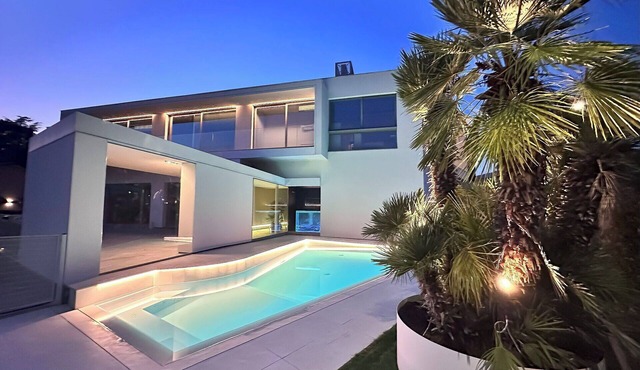 Wonderful private villa for 10 guests with private pool, A/C, WIFI, TV and patio, close to Arezzo