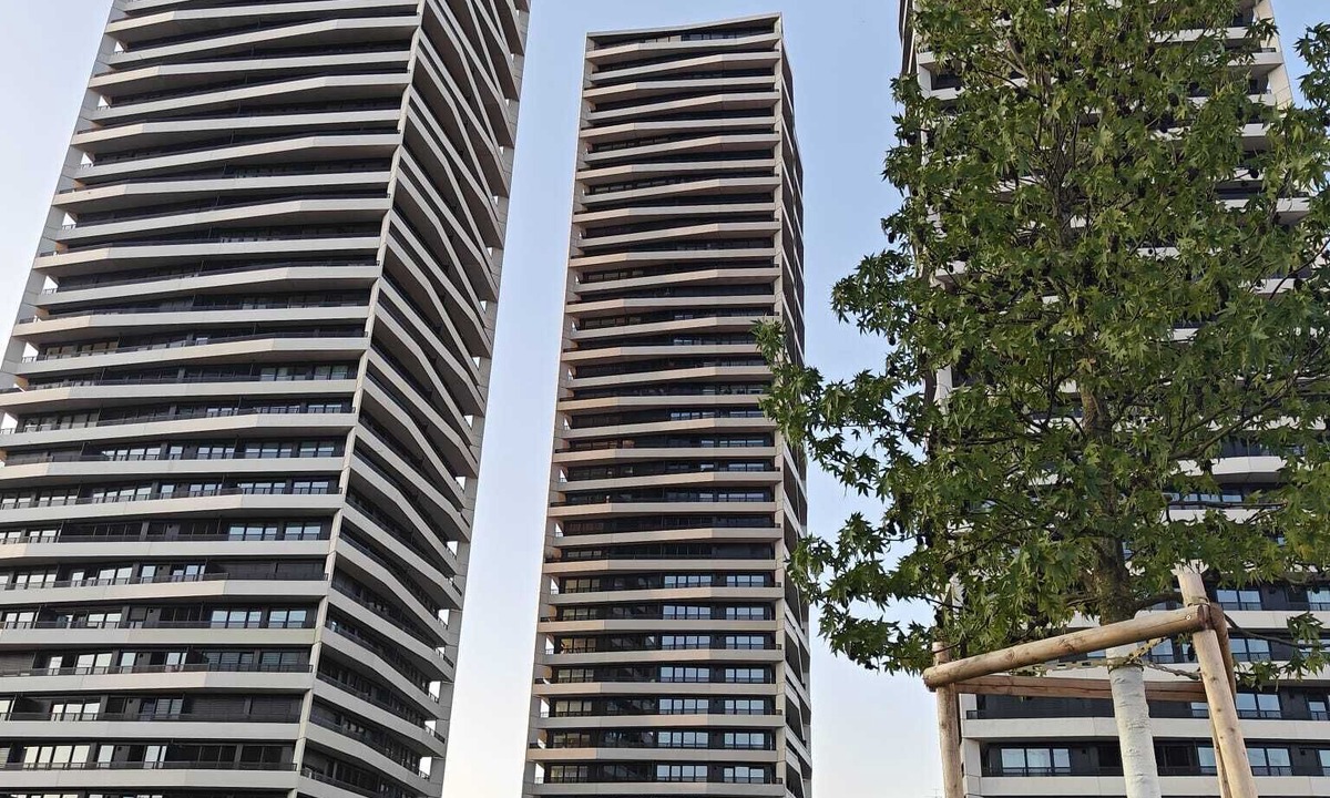 Uster District Apartment | 24th-Floor 3-bed room near Zurich, wraparound Balcony, Parking & Stunning Views