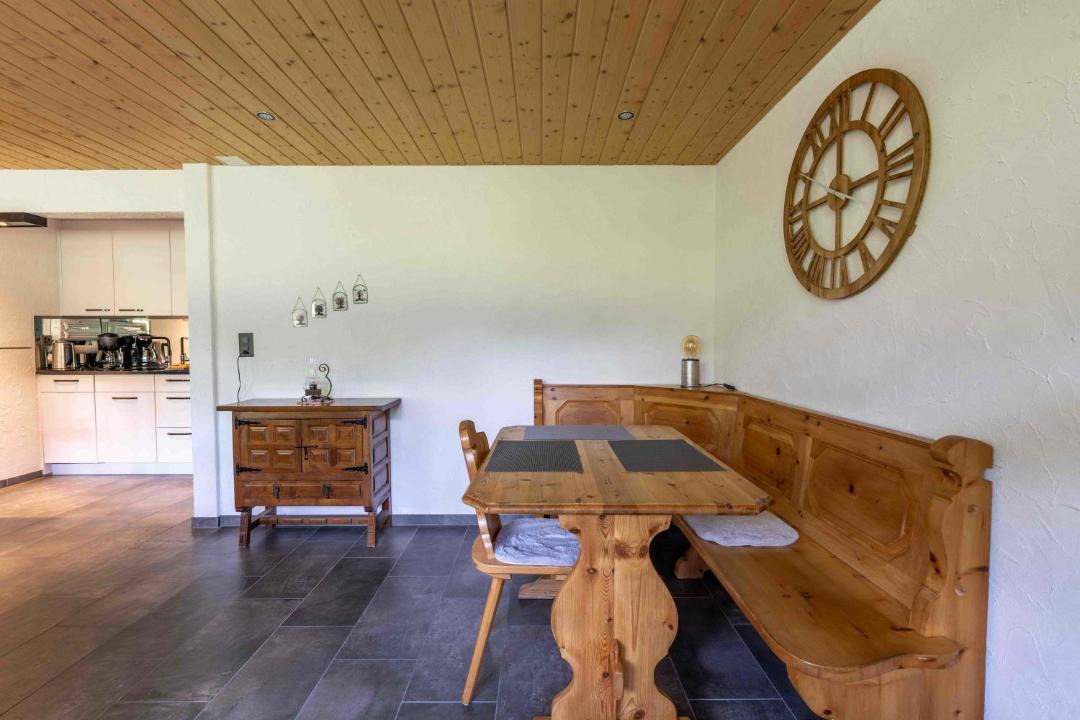 Schwenden House | Hot Tub and Sauna Stay with Garden Views and near Gondola
