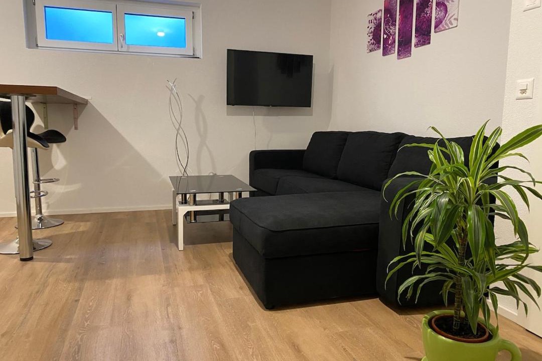 Gurmels Apartment | Privates Gästezimmer mit eigenem Bad & Küche im UG
