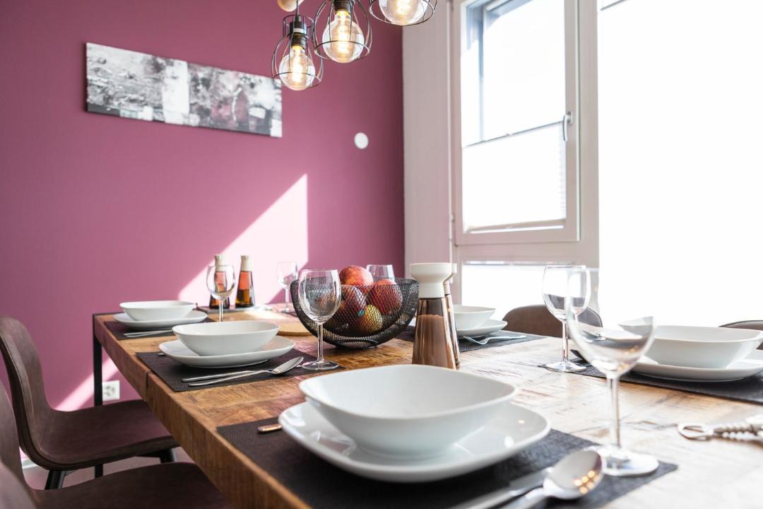 Langenthal Apartment | Casa Milla-Zentrales, modernes Loft in Langenthal -am Fluss mit Balkon, Parkplatz und grosser Küche