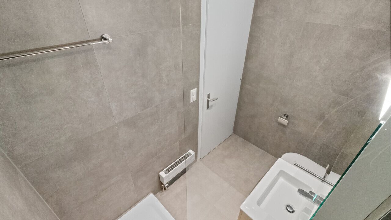 Photo of Bathroom in Lens
