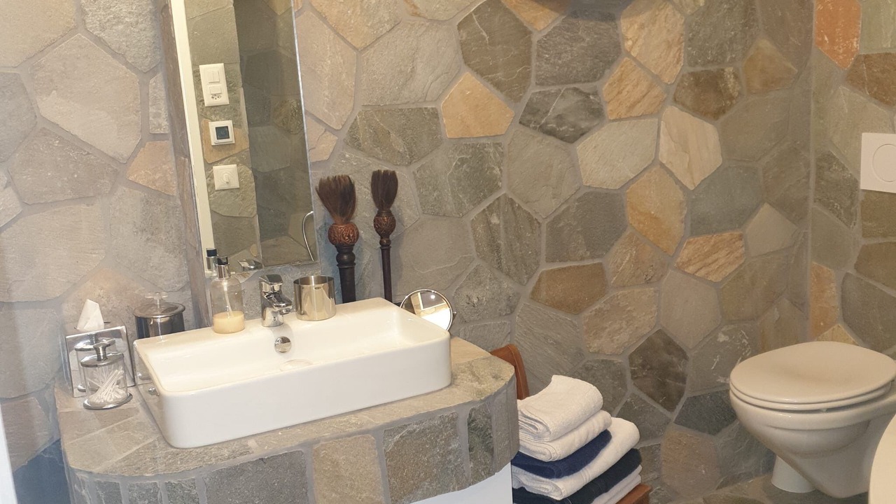 Photo of Bathroom in Lens