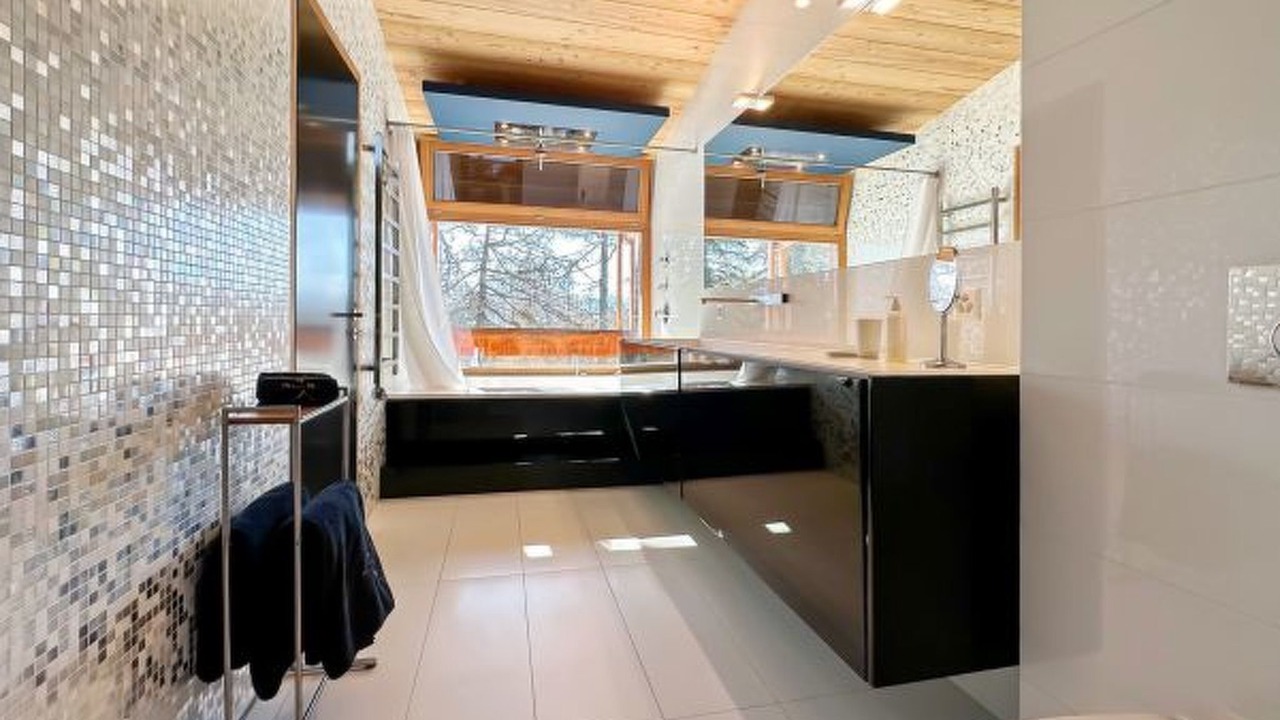 Photo of Bathroom in Lens