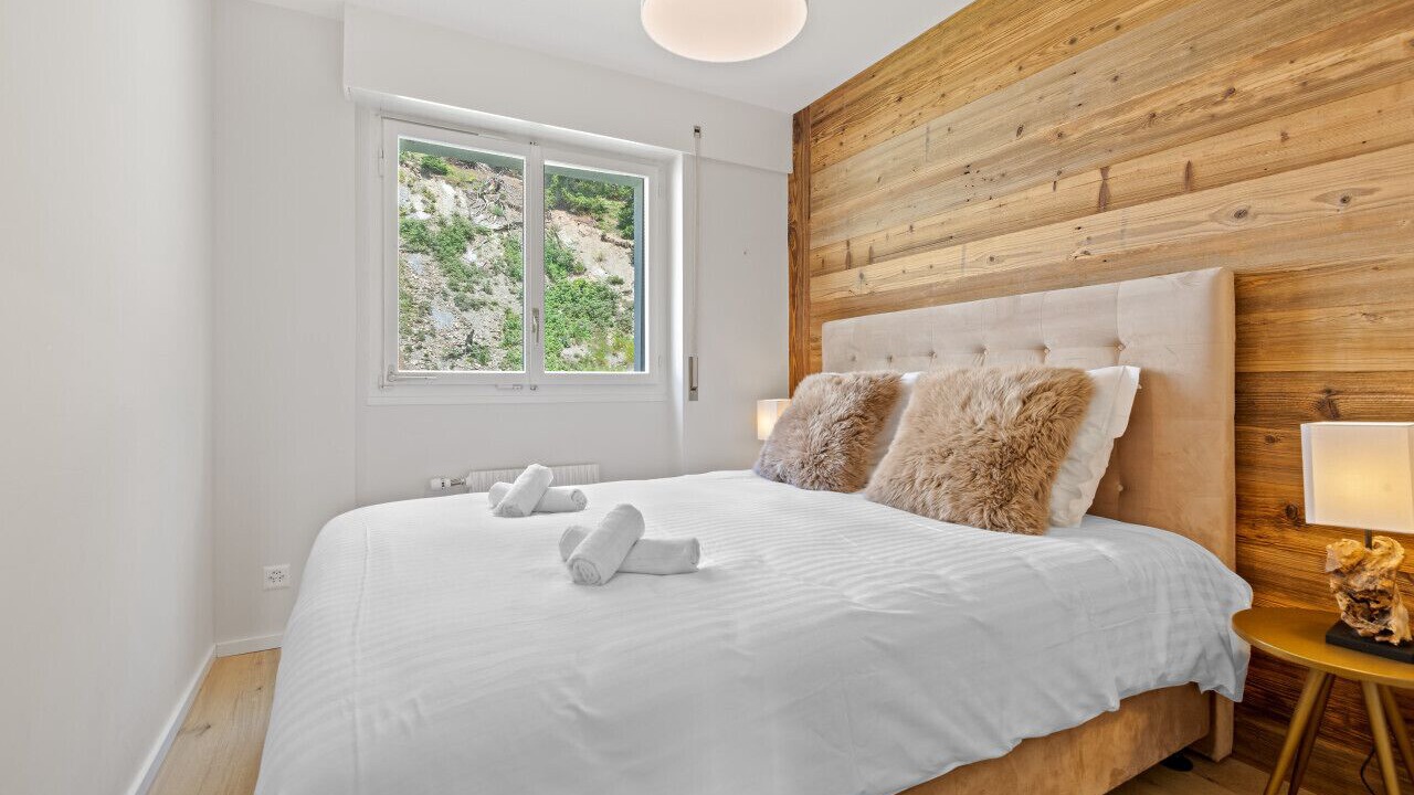 Photo of Bedroom in Lens