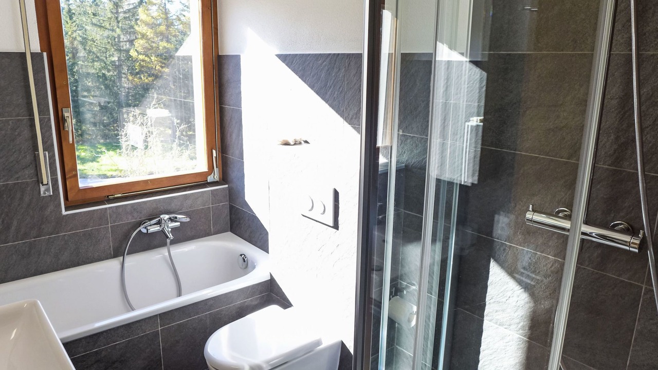 Photo of Bathroom in Lens