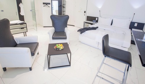 Club Studio Suite (for 1 person)
