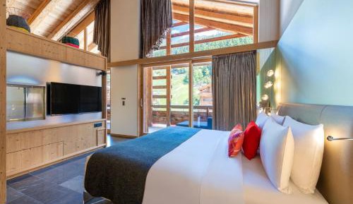 Supreme Bi-Level King Suite with Sofa Bed and Mountain View