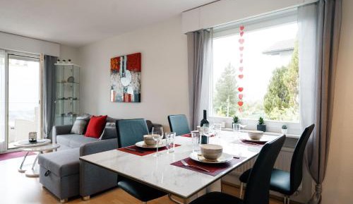 Apartment with Mountain View