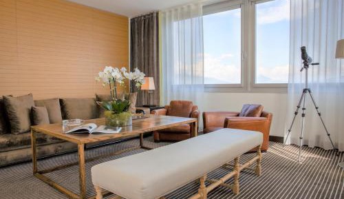 Panoramic Suite with Lake View