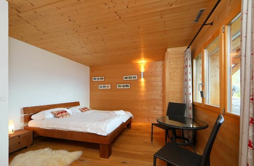Chesieres House | Stunning private villa for 8 guests with hot tub, WIFI, TV, terrace, pets allowed and parking