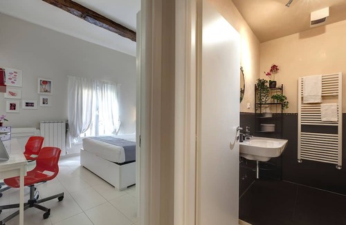 San Lorenzo Apartment | Bright Red Suite, 5 minutes from the Station and the Duomo
