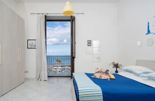 Sorrento Historic Centre Apartment | Al Mare Apartment Sorrento, 1 Bedroom sea view beach apartment in Sorrento for up to 4 people