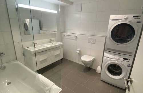 Hirslanden Apartment | Amazing 3BR flat in the city centre (Sky9)