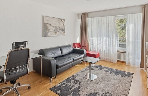 Hirslanden Apartment | Beautiful, quite and very central 2BR flat (Sky3)