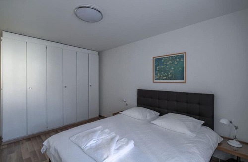 Muhlebach Apartment | 2.5BR flat close to lake/opera/city center (SF10)