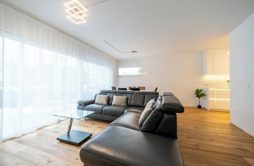 Muhlethal Apartment | Schweizer Refugium | Smart Home, 1 GB, Erdgeschoss, 3 Min. zum Krankenhaus!