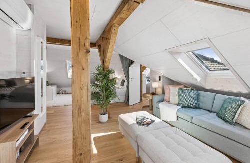 Old Town Apartment | Waterfront Penthouse AC Rooftop Free Parking