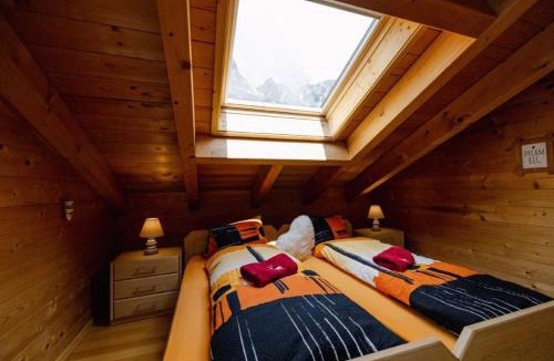 Leukerbad Apartment | Chalet Regenbogen Familienapartment mit Indoor-Rutschbahn & Spieloase an der Fussgängerzone