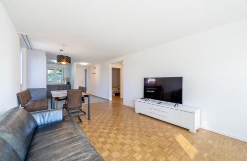 Gwatt Apartment | Bright Apartment in Thun, 50m to Lake Free Parking