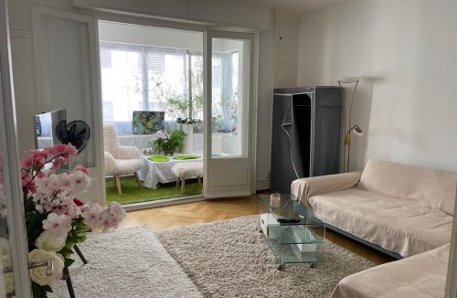 Fribourg House | Salon lumineux avec TV et Canapé