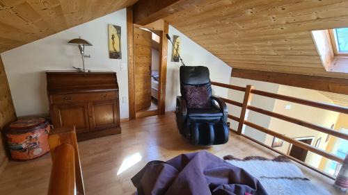 Martigny Apartment | Chez Pewee, beau duplex en ville, parc privé