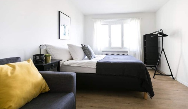 Modern Flat w Netflix Balcony top Location